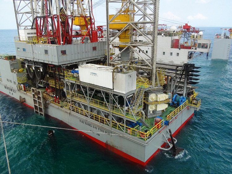 “华海龙”装载“海洋石油921”