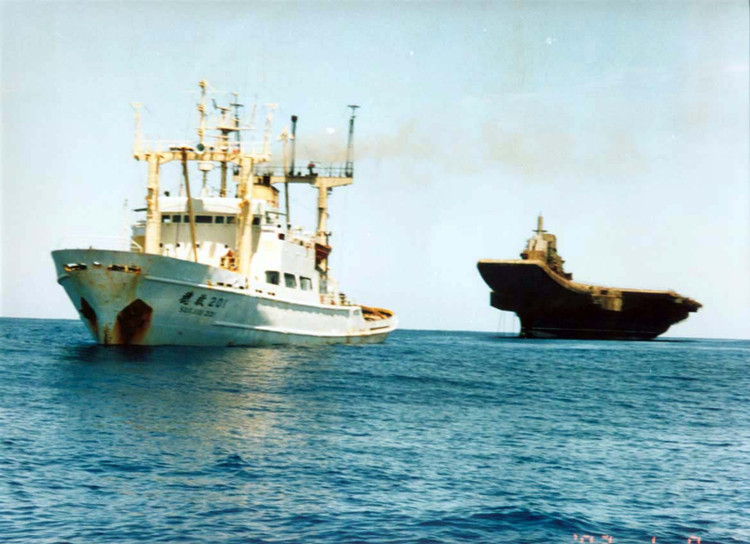 ”瓦良格“航母拖航