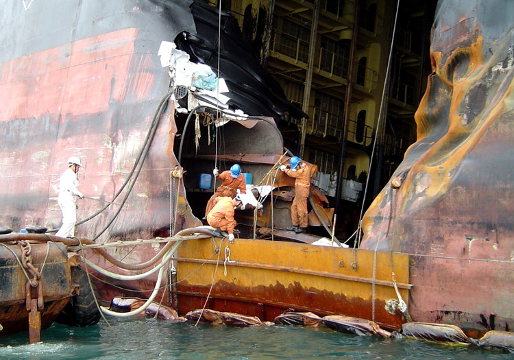 The oil spilling cleaning of “MSC ILONA”