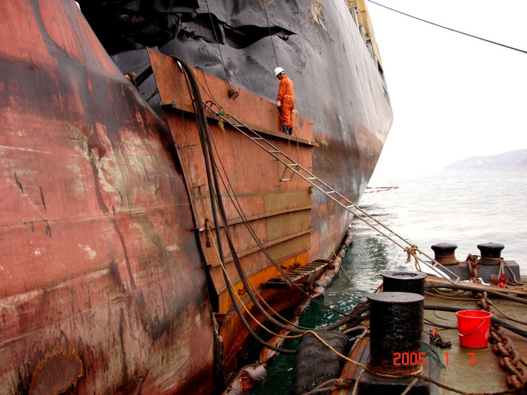 The oil spilling cleaning of “MSC ILONA”