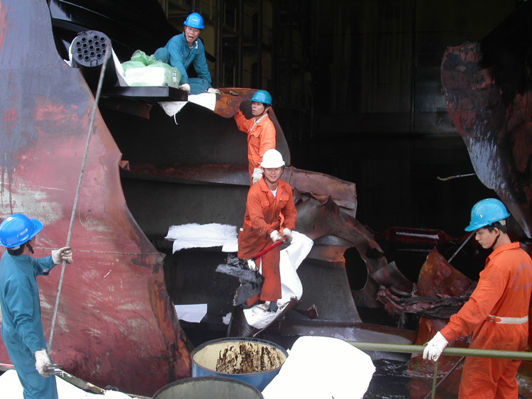 The oil spilling cleaning of “MSC ILONA”