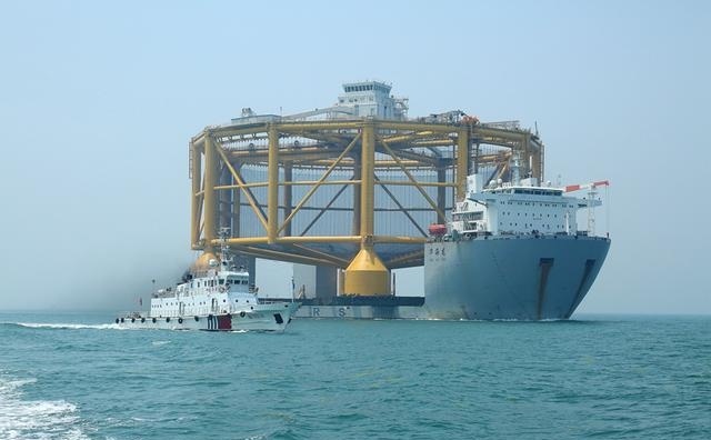 “华海龙”运载世界最大海上渔场